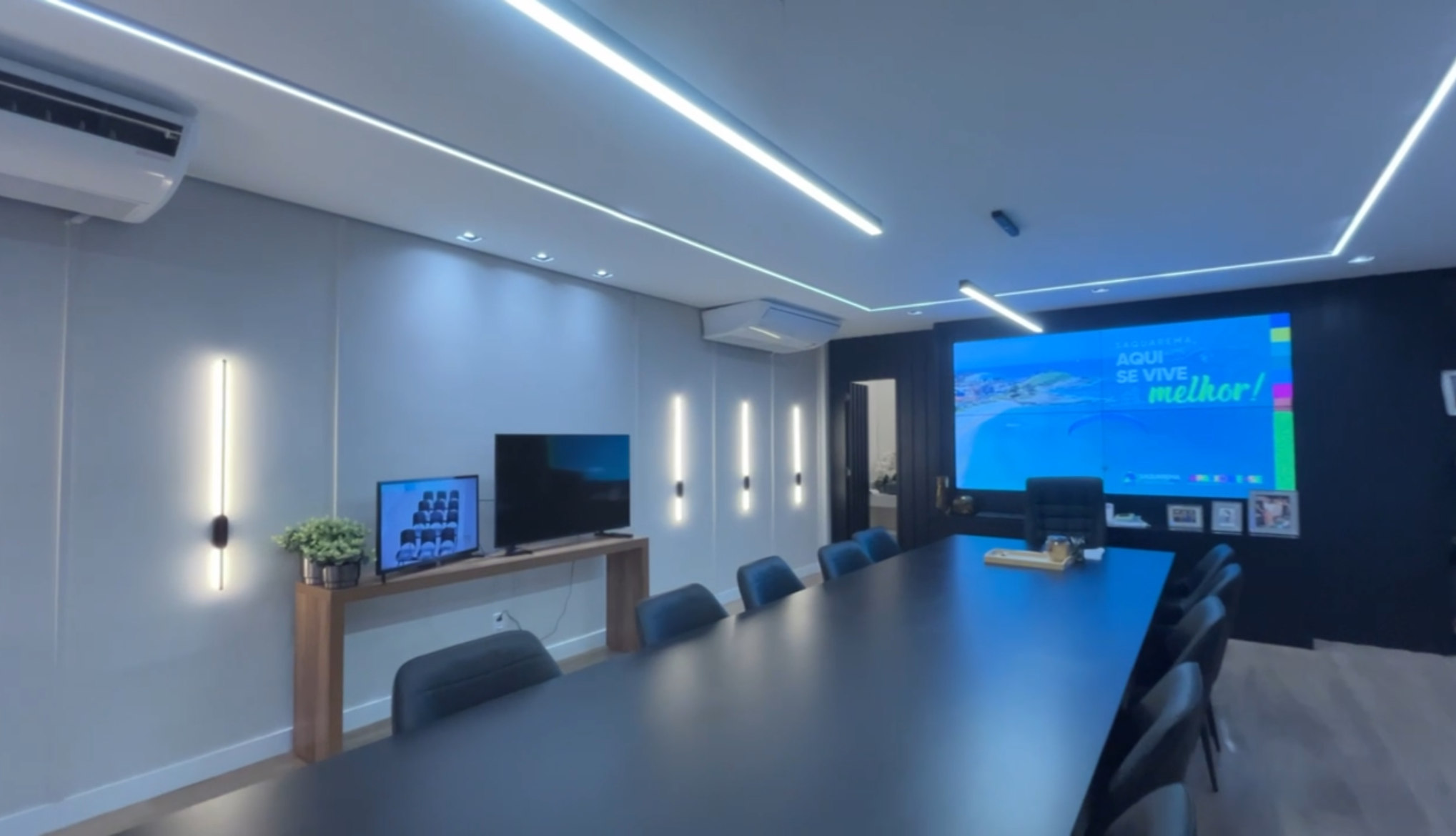 Iluminação pública, engenharia civil e energia solar em obra